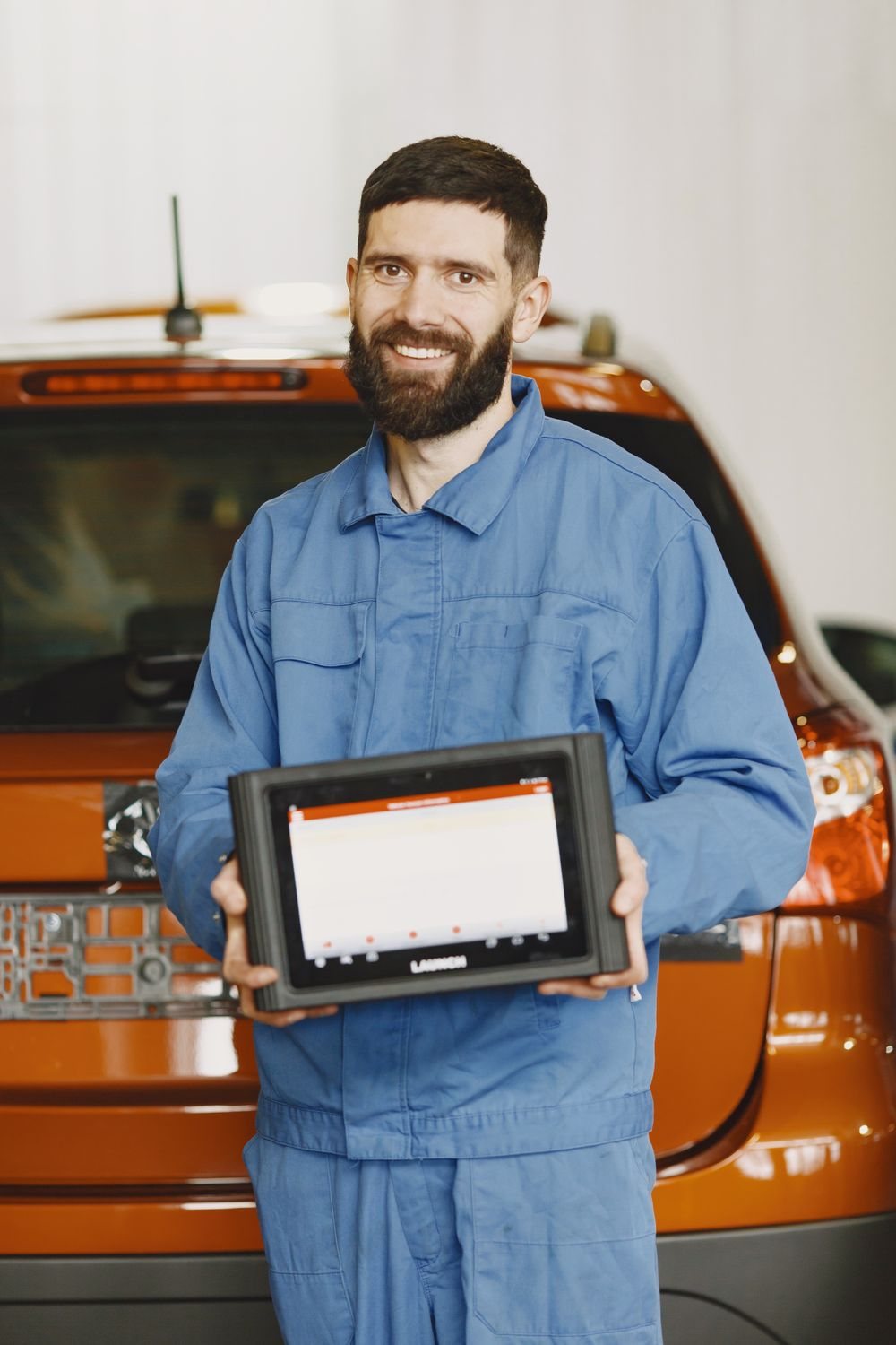 Mechanic with diagnostic tablet