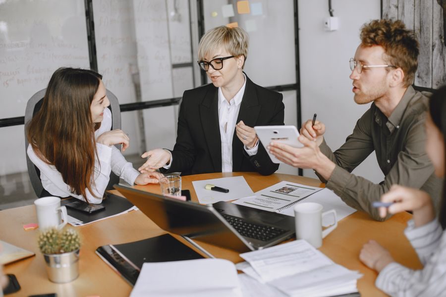 Equipe da agência em reunião com notebooks