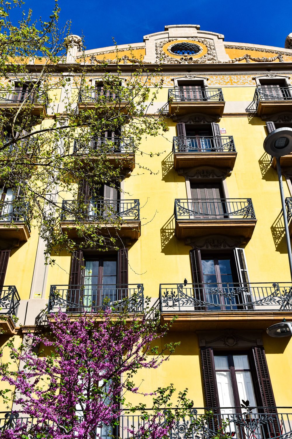 Yellow modernista facade in the Eixample