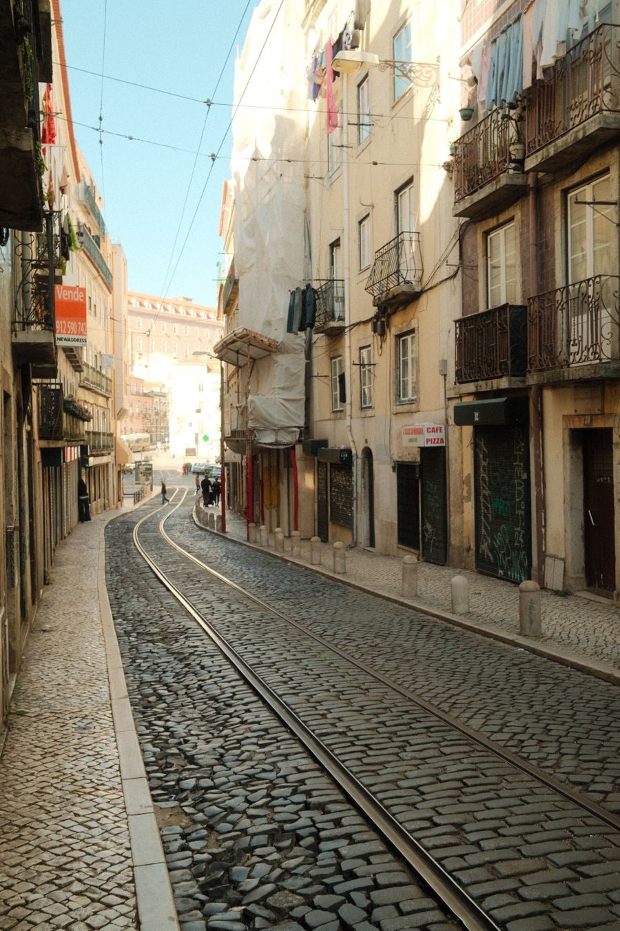 Rua de Lisboa com carris do elétrico